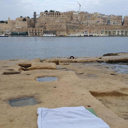 Old Refurbished Apartment In Bormla Cospicua Esterno foto